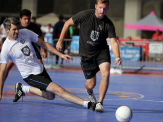 Vista Superior De Muitas Bolas Coloridas Na Associação Da Bola Dentro No  Campo De Jogos Foto de Stock - Imagem de divertimento, arte: 146062920