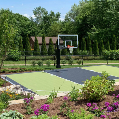 Cancha de baloncesto y jardín